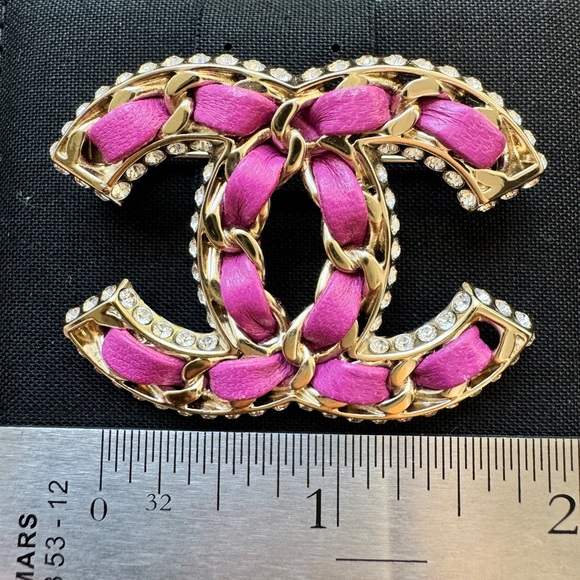 CHANEL 21P GOLDEN GOLD TONE CC LOGO PINK PURPLE LEATHER CHAIN CRYSTAL BROOCH PIN - Picture 10 of 12